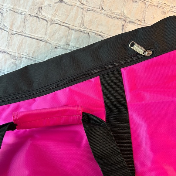 GLORIA VANDERBILT HOT PINK AND BLACK NYLON PERSONALIZED DUFFEL WITH LETTERS BAG - Picture 8 of 12